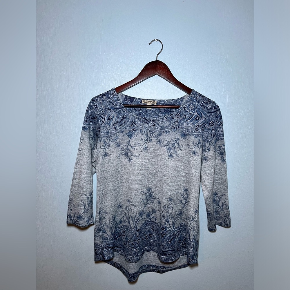 ENERÉ WORLD WEAR GREY QUARTER SLEEVE PAISLEY FLORAL BLOUSE. MEDIUM